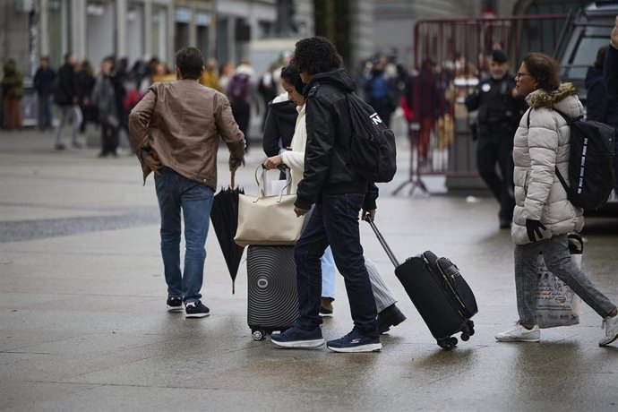 Varios turistas en el centro de la ciudad, a 4 de diciembre de 2025, en Madrid (España).