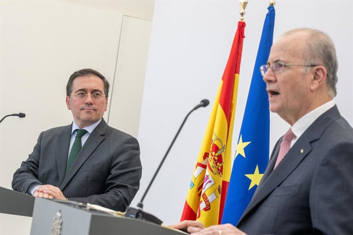 Archivo - Arxiu - El ministre d'Assumptes exteriors, Unió Europea i Cooperació, José Manuel Albares (e), i el primer ministre palestí, Mohamed Mustafa