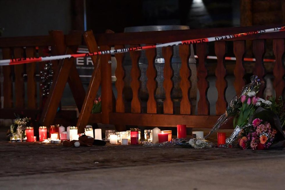 Velas y flores por los fallecidos en el incendio en un restaurante en Crans-Montana (Suiza)