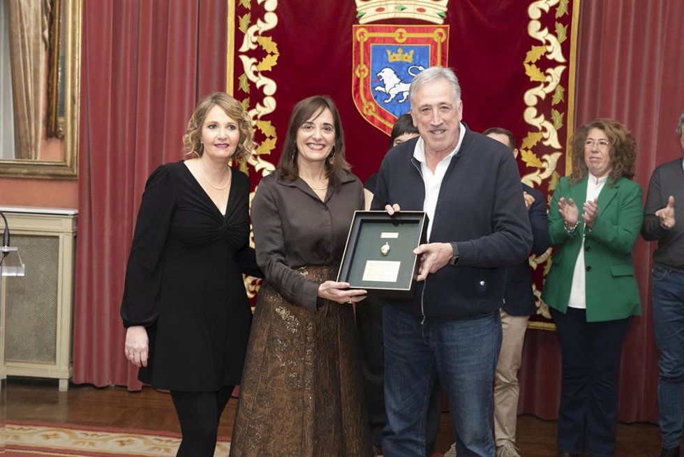 La delegada de la Fundación Vicente Ferrer en Navarra, Marian García Garcia, recibe el Haba de Oro de manos del alcalde de Pamplona, Joseba Asiron.