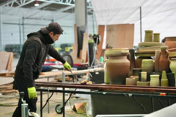 Un equipo multidisciplinar ultima las nuevas 22 carrozas de la cabalgata de Reyes de Palma
