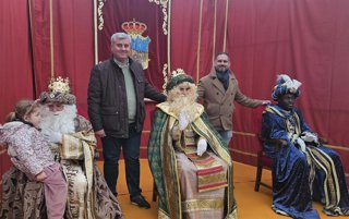 El tercer teniente de alcalde y concejal de Festejos, Santiago López Pomeda, junto a los Reyes Magos.