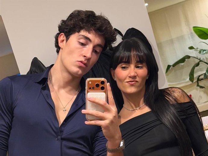 Aitana y Plex dan la bienvenida a 2026 en casa de él, rodeados de amigos y consolidando su historia de amor