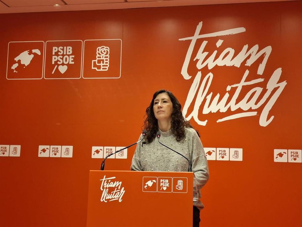 La secretaria general de la Federación Socialista de Mallorca, Amanda Fernández, en rueda de prensa