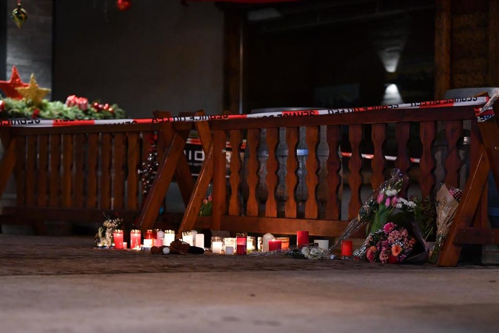 Velas y flores para llorar a las víctimas de un incendio en un bar en la estación de esquí de Crans-Montana, en el suroeste de Suiza, el 1 de enero de 2026. 