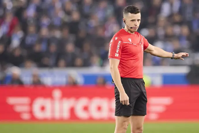 Árbitro Víctor García Verdura en un partido de LaLiga EA Sports