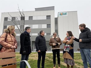 El secretario general provincial del PSOE Alto Aragón, Fernando Sabés, con otros dirigentes de este partido ante el nuevo centro de salud del barrio oscense del Perpetuo Socorro.