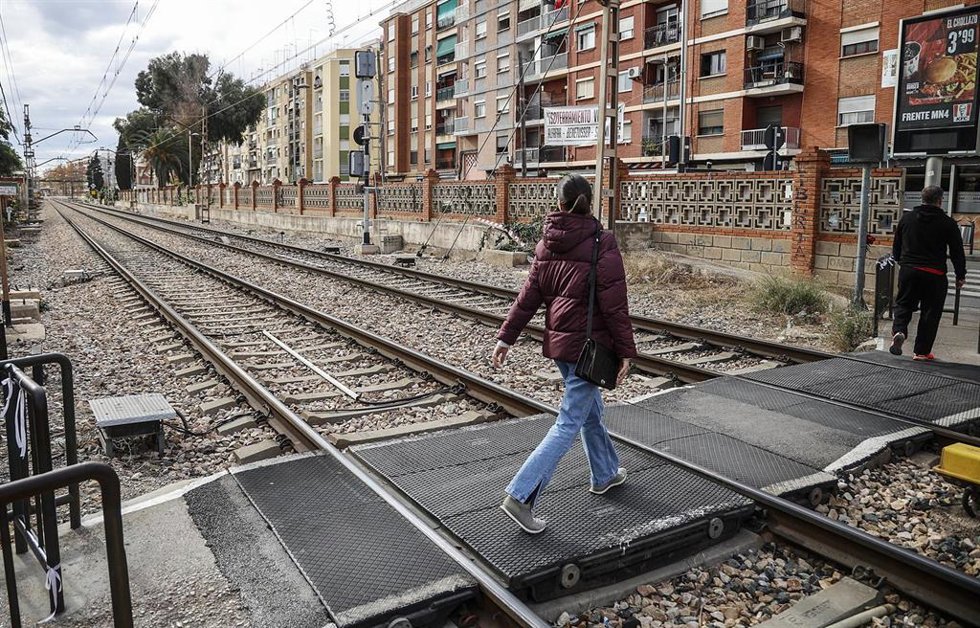 Archivo - Varias personas cruzan el paso a nivel de Alfafar, a 4 de enero de 2024, en Alfafar, Valencia