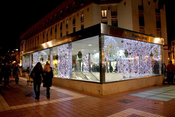 Archivo - Una estación del Metro adornada con motivos navideños.