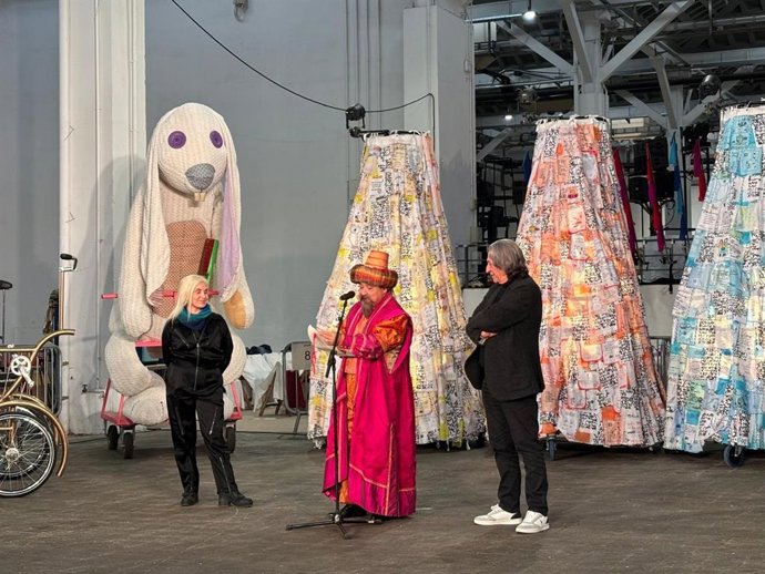 El patge Gregori amb el regidor Xavier Marcé i la directora de la Cavalcada Barbarana Pons