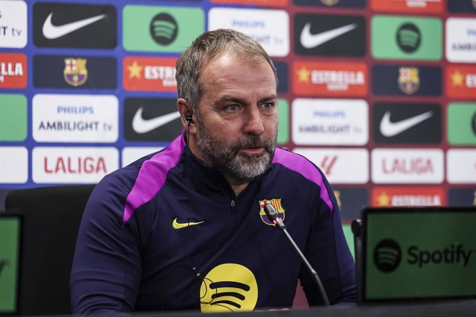 Hansi Flick, técnico do FC Barcelona, participa de sua coletiva de imprensa durante o dia de treinamento do FC Barcelona antes da partida de futebol contra o RCD Espanyol na Ciudad Esportiva Joan Gamper, em 02 de janeiro de 2026, em Sant Joan