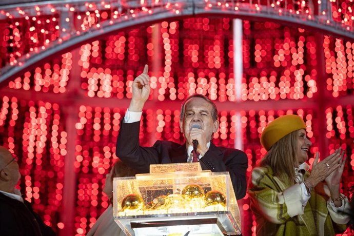 Archivo - El alcalde de Vigo, Abel Caballero, inaugura el alumbrado navideño, en la Porta do Sol, a 15 de noviembre de 2025, en Vigo.