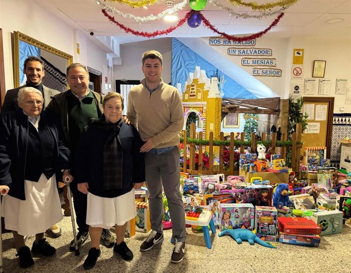 Nuevas Generaciones del PP entregan juguetes para niños desfavorecidos a las Hijas de la Caridad