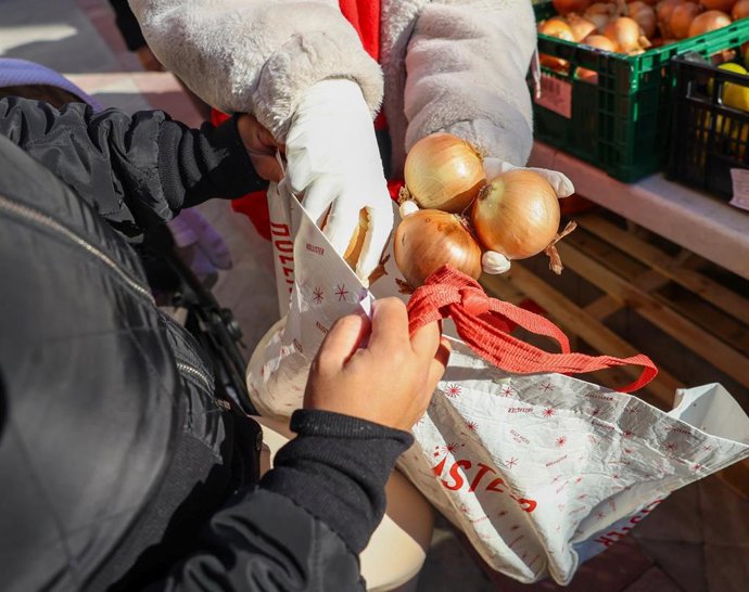 La Fundación Madrina reparte alimentos materno infantiles para niños y madres de familias vulnerables, en la Plaza de San Amaro, a 30 de diciembre de 2025, en Madrid (España).