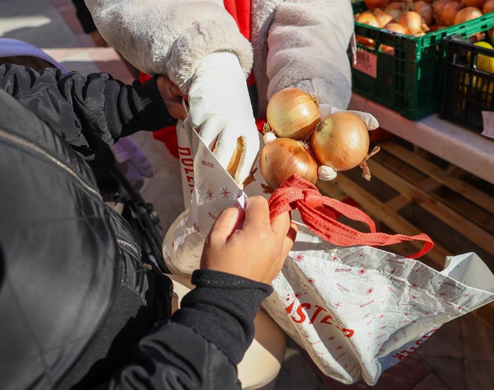 La Fundación Madrina reparte alimentos materno infantiles para niños y madres de familias vulnerables, en la Plaza de San Amaro, a 30 de diciembre de 2025, en Madrid (España).