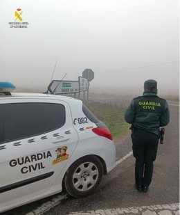 Archivo - Un agente y un coche de la Guardia Civil en Nava del Rey (Valladolid).