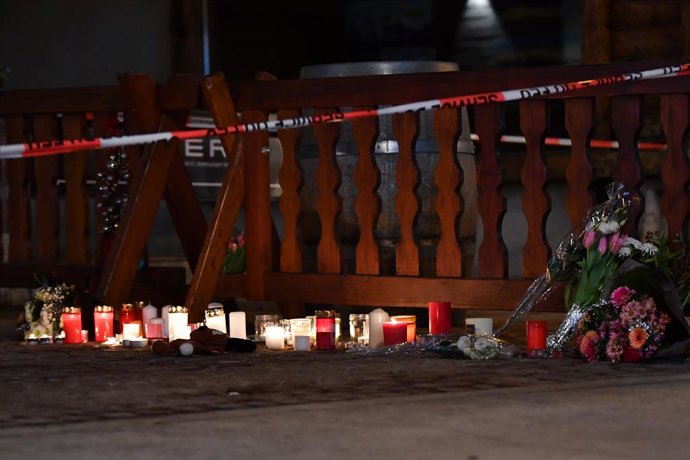 CRANS-MONTANA, 2 de janeiro de 2026 -- Velas e flores em luto pelas vítimas de um incêndio em um bar na estação de esqui de Crans-Montana são retratadas no cantão de Valais, no sudoeste da Suíça, em 1º de janeiro de 2026. Cerca de 40 pessoas morreram e ma