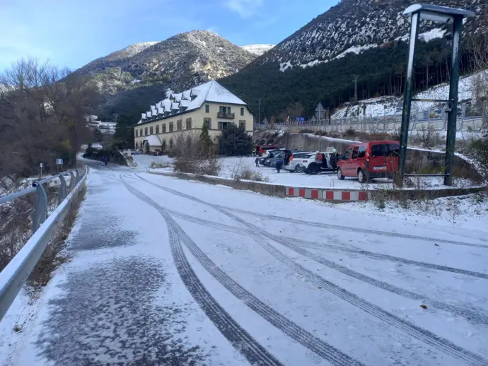 Carretera con nieve en la calzada, en la provincia de Huesca.
