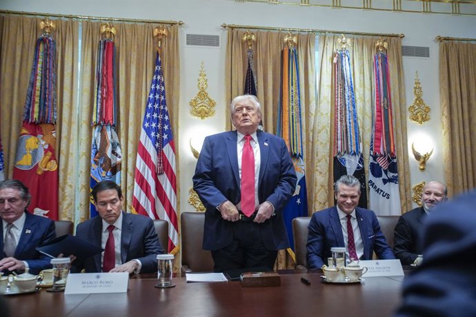 Archivo - December 2, 2025, Washington, District Of Columbia, USA: United States President Donald J Trump stands-up to depart after holding a meeting with his Cabinet in the Cabinet Room of the White House in Washington, DC, USA, on Tuesday, December 2, 2