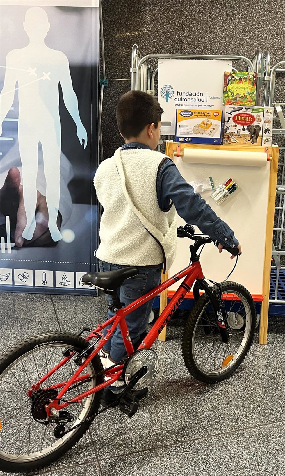 Un niño deposita una bicicleta en la zona de recogida.