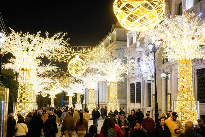 Archivo - Iluminación de Navidad en la Avenida de la Constitución.