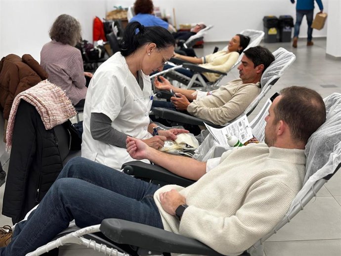 Un sanitaria extrae sangre a un voluntario en el marco de la campaña de hemodonación bajo el lema 'El mejor regalo vive dentro de ti, regala vida esta Navidad'