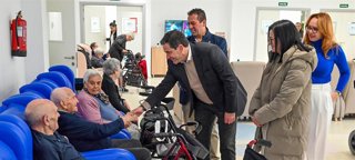 El presidente de la Diputación de Ciudad Real visita al centro Virgen del Rosario de Porzuna.