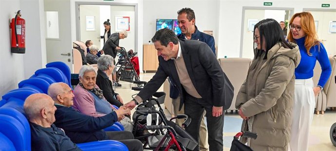 El presidente de la Diputación de Ciudad Real visita al centro Virgen del Rosario de Porzuna.