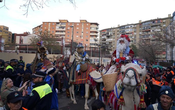 Archivo - Imagen de archivo de la cabalgata de los Reyes Magos en el barrio malagueño de Cruz de Humilladero en 2024.
