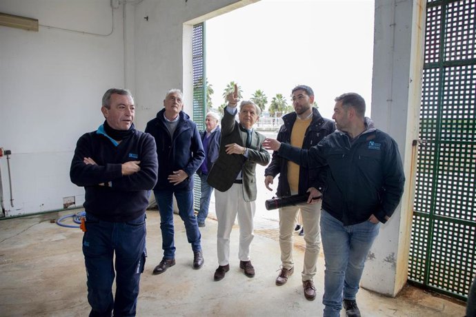 El presidente de la Diputación de Córdoba, Salvador Fuentes (centro), en su visita a Fernán Núñez.