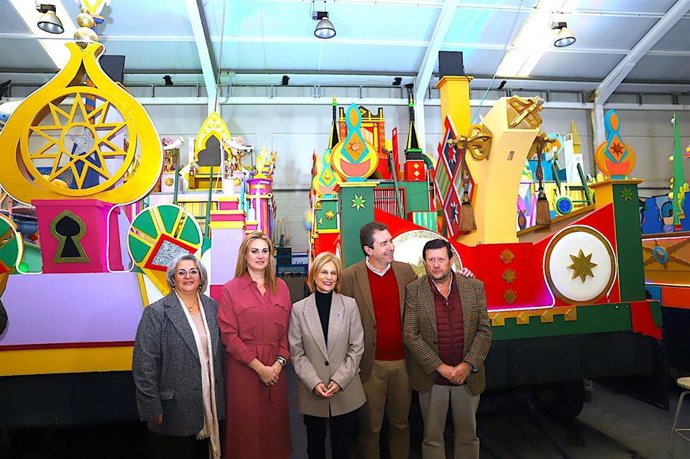 La alcaldesa de Jerez de la Frontera (Cádiz), María José García-Pelayo, junto a los representantes de los Reyes Magos 2026.
