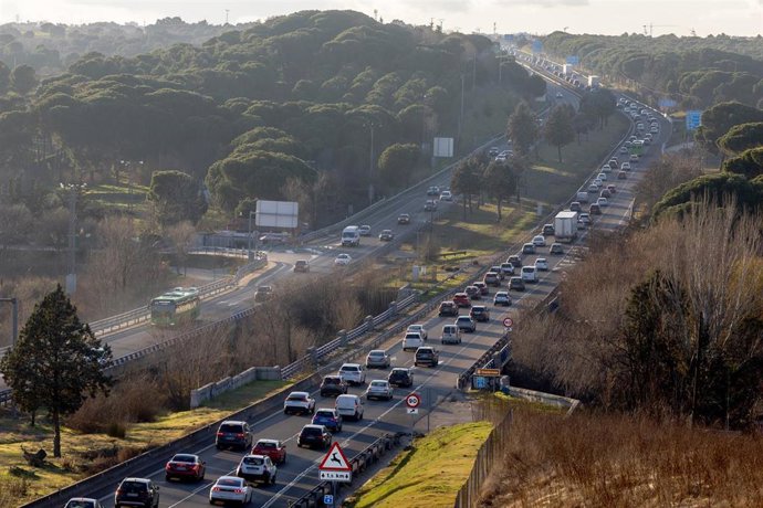 Varios vehículos durante la operación salida por carretera