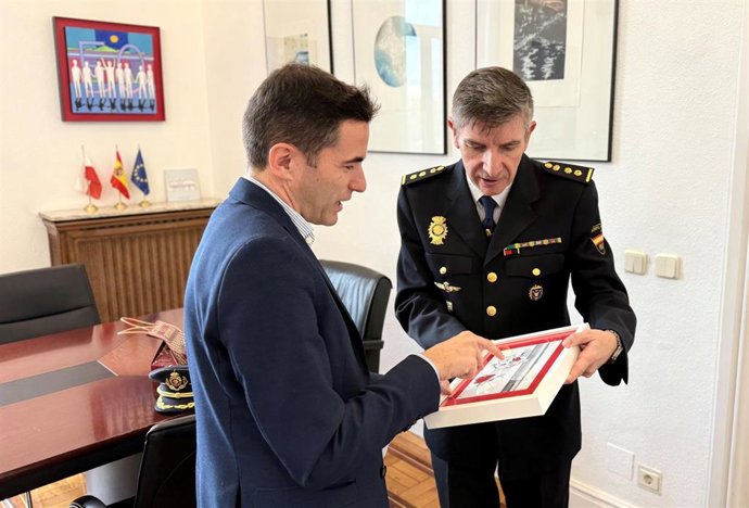 El delegado del Gobierno, Pedro Casares, agradece al comisario de la Policía Carlos J. Martínez su labor al frente del cuerpo en Cantabria