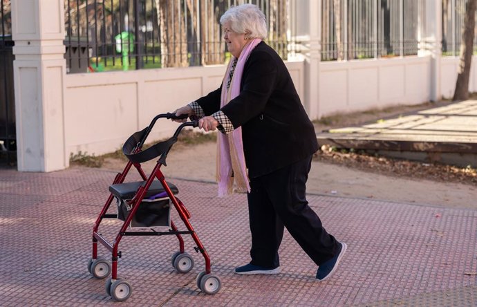 Archivo - Una persona camina con un andador, a 26 de diciembre de 2024, en Madrid (España). La revalorización supondrá un aumento de 600 euros anuales para las pensiones contributivas, y de 500 euros anuales para las pensiones medias. La subida de las pen