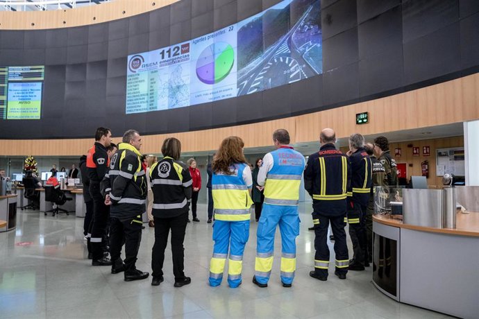 Archivo - (I-D) Trabajadores de Protección Civil, técnicos sanitarios, bomberos y agentes forestales, en la Agencia de Seguridad y Emergencias de Madrid (ASEM 112), a 23 de diciembre de 2022, en Pozuelo de Alarcón.