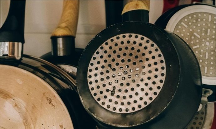 Patata y sal gorda: para qué sirve y por qué se recomienda para limpiar sartenes y ollas