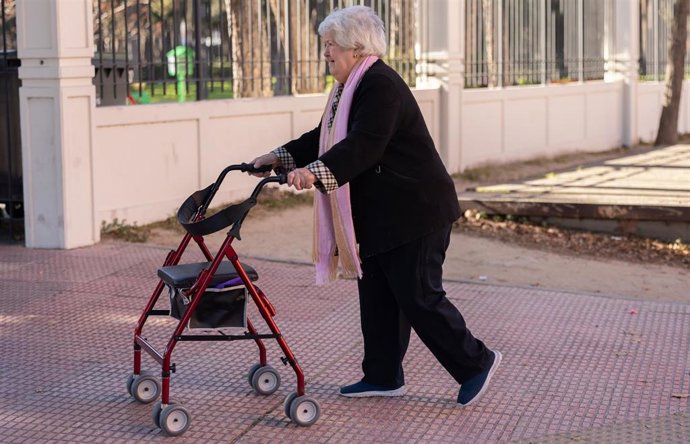 Archivo - Una persona camina con un andador, a 26 de diciembre de 2024, en Madrid (España). La revalorización supondrá un aumento de 600 euros anuales para las pensiones contributivas, y de 500 euros anuales para las pensiones medias. La subida de las pen