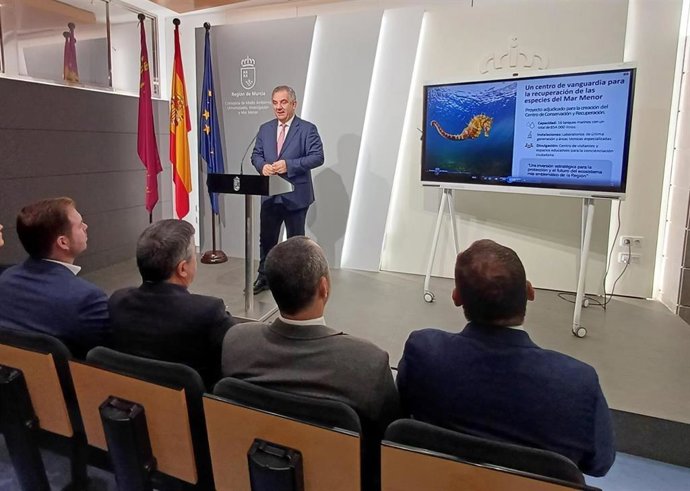 El consejero de Medio Ambiente, Universidades, Investigación y Mar Menor, Juan María Vázquez, durante la rueda de prensa balance 2025 de la Consejería.