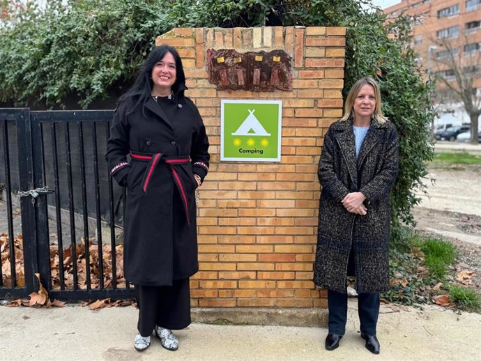 La alcaldesa de Huesca, Lorena Orduna, y la concejal de Turismo, Nuria Mur, en el camping San Jorge.