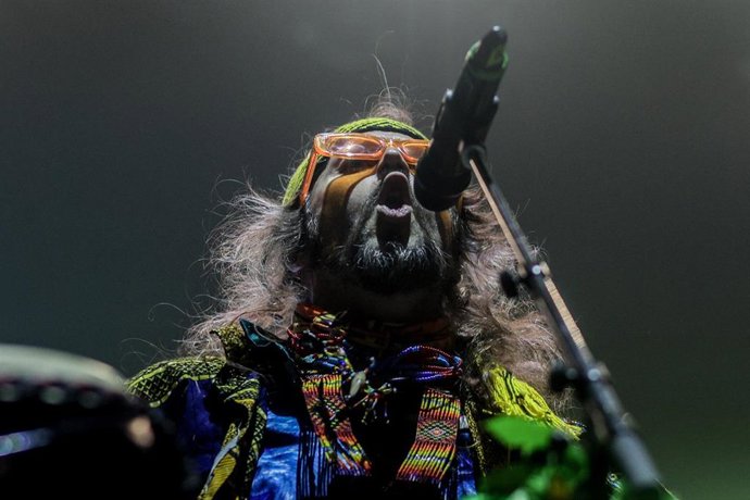 Archivo - La banda Crystal Fighters durante su concierto en el Wizink Center, a 22 de octubre de 2024, en Madrid (España). 