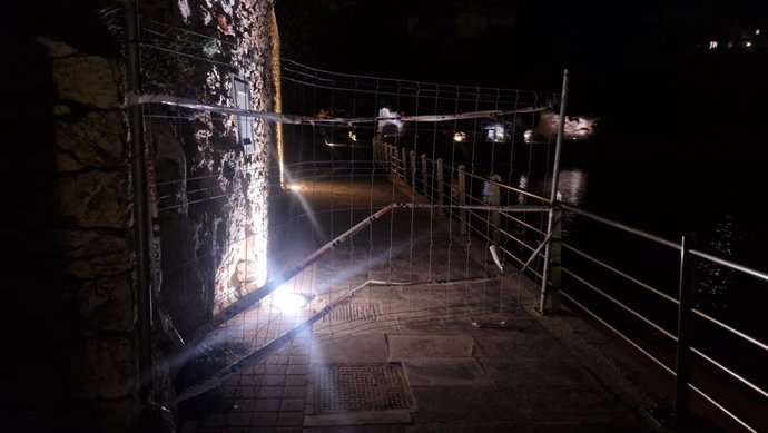 Precintan un tramo del paseo de las Coves Blanques de Porto Cristo por un desprendimiento de rocas