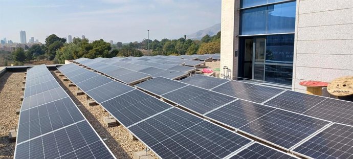 Archivo - Arxiu - Instal·lació solar fotovoltaica per a autoconsumo en la coberta de la seu judicial de Benidorm.