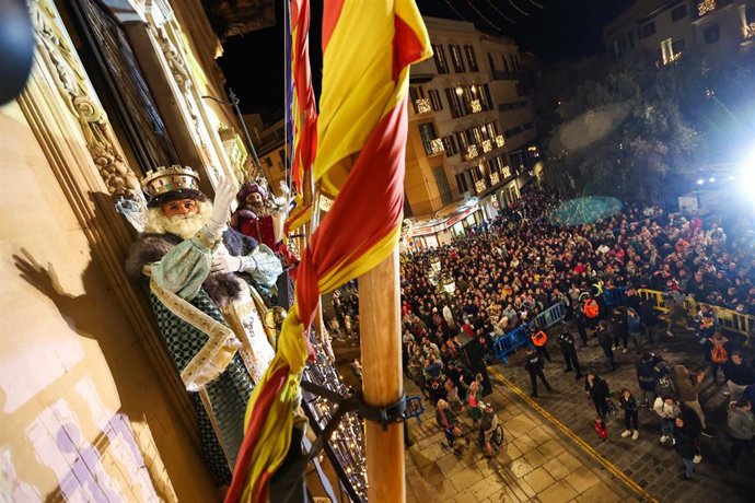 Archivo - Los Reyes Magos saludan desde el balcón del Ayuntamiento tras la cabalgata, a 5 de enero de 2024, en Palma de Mallorca, Mallorca, Islas Baleares (España). 