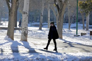 Archivo - Una persona camina por una zona helada durante la ola de frío en Albacete, Castilla-La Mancha (España), a 13 de enero de 2021. La ola de frío tras la gran nevada provocada por la borrasca ‘Filomena’ sigue dejando temperaturas "extremadamente frí