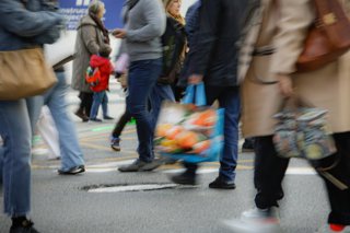 Archivo - Arxiu - Ciutadans amb bosses de la compra a Andorra.