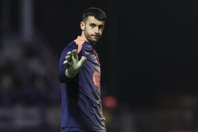 El portero del FC Barcelona Joan Garcia, durante un calentamiento.