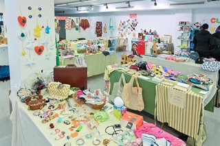 Vista del Mercadillo Solidario de Manos Unidas instalado en el Paseo de Almería.