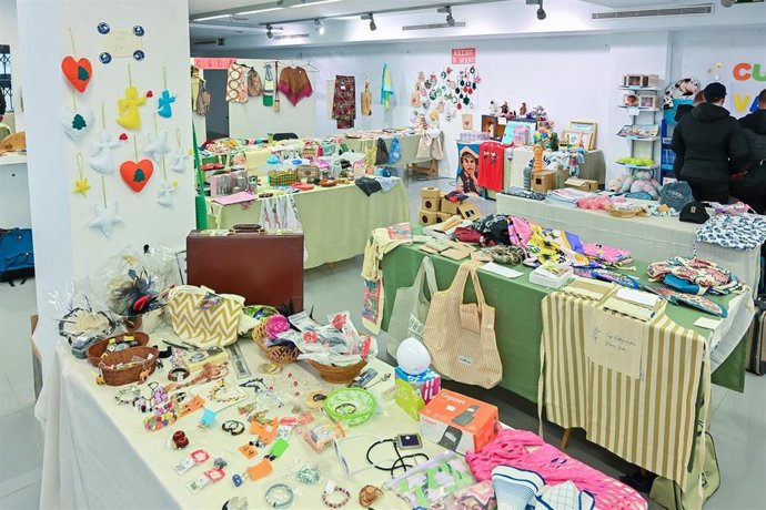 Vista del Mercadillo Solidario de Manos Unidas instalado en el Paseo de Almería.