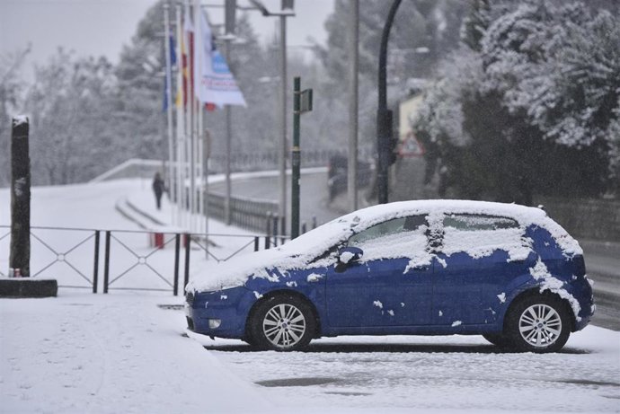 Archivo - Nieve sobre un coche, a 10 de enero de 2024, en Jaca, Huesca, Aragón (España). 