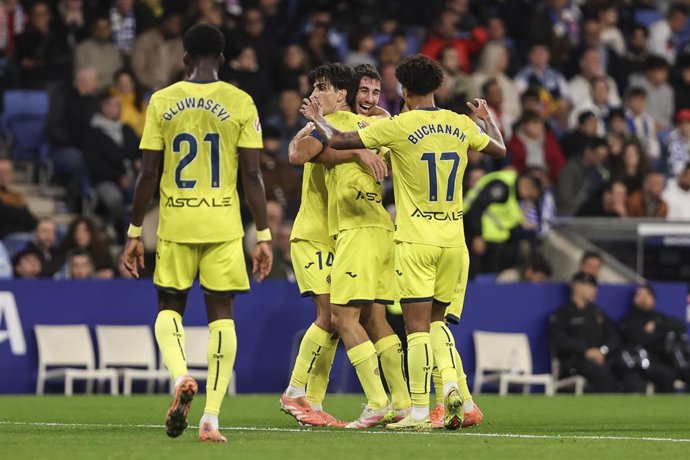 Archivo - El jugador del Villarreal Gerard Moreno celebra un gol con sus compañeros.